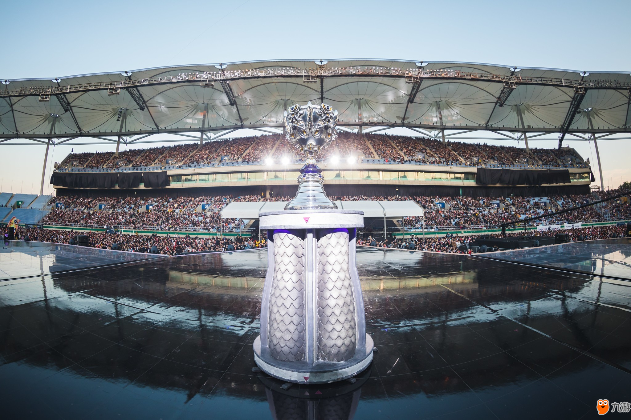 拿下强敌WBG后，BLG众人聚餐吃日料：绿毛在场，主教练Tabe比心